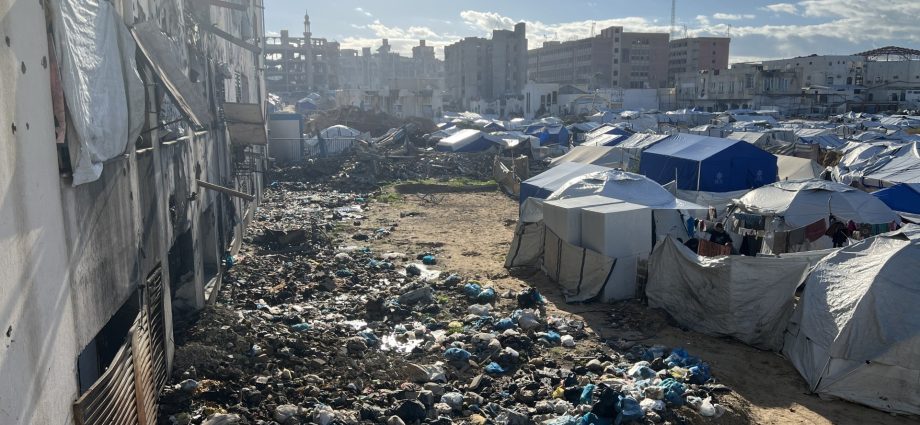 gaza’s-tent-life-between-illness-and-daily-despair