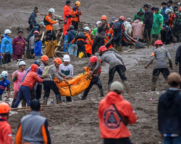indonesia-resumes-search-for-about-80-missing-after-landslide-kills-10