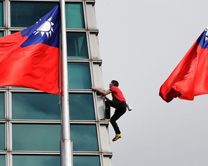 american-rock-climber-alex-honnold-reaches-top-of-taipei-101-skyscraper-without-ropes