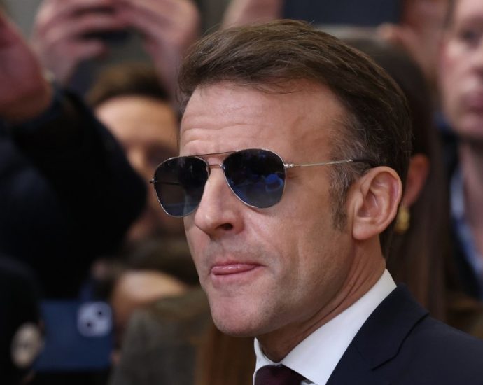 macron-pushes-for-fast-track-ban-on-social-media-for-children-under-15