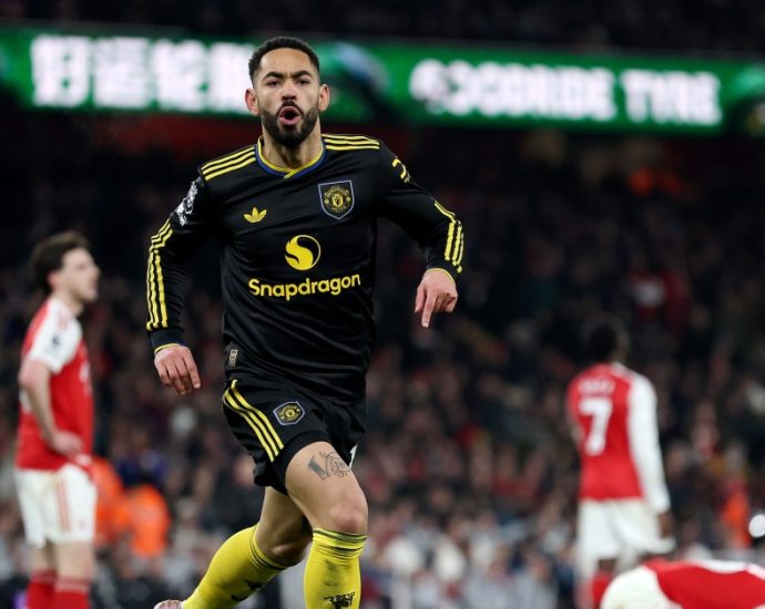 manchester-united-dent-arsenal’s-title-bid-with-dramatic-3-2-win