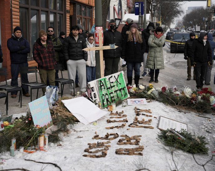 minnesota-governor-wants-federal-immigration-agents-out-after-pretti-killed