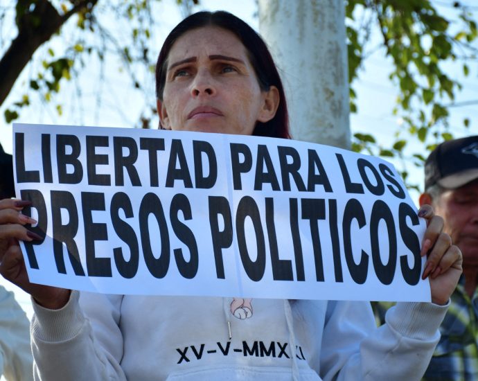venezuela-frees-104-political-prisoners,-rights-group-says