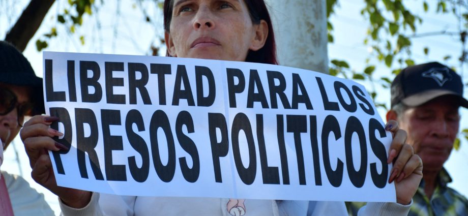venezuela-frees-104-political-prisoners,-rights-group-says