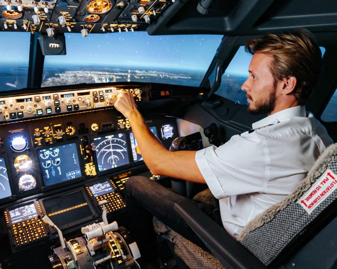 a-look-at-the-salaries-of-first-officers-in-legacy-carriers-in-2026