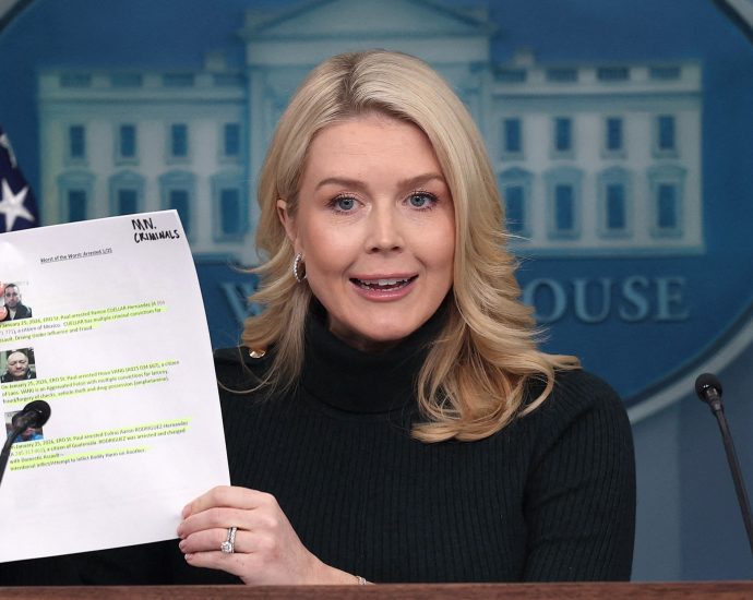 white-house-attacks-‘sensationalist’-media-over-alex-pretti-coverage