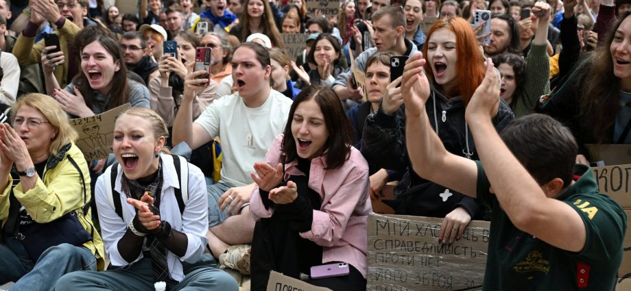 ‘not-an-easy-process’:-how-is-ukraine,-and-zelenskyy,-tackling-corruption?