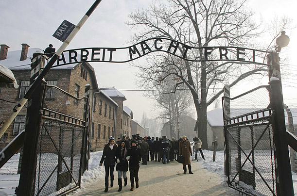 ukrainians-liberated-auschwitz-in-1945.-but-70-years-later,-russia-built-torture-chambers-in-ukraine
