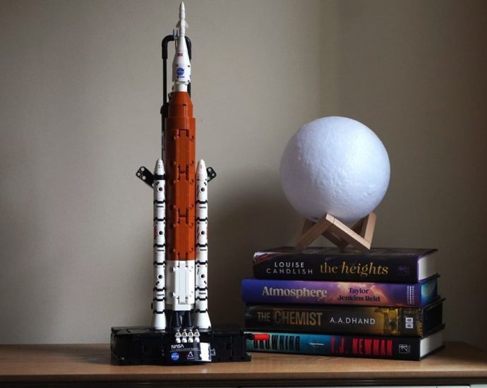Lego Technic NASA Artemis Space Launch System Rocket review