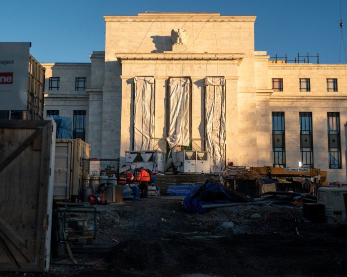 us-federal-reserve-holds-interest-rates-steady-despite-political-pressure