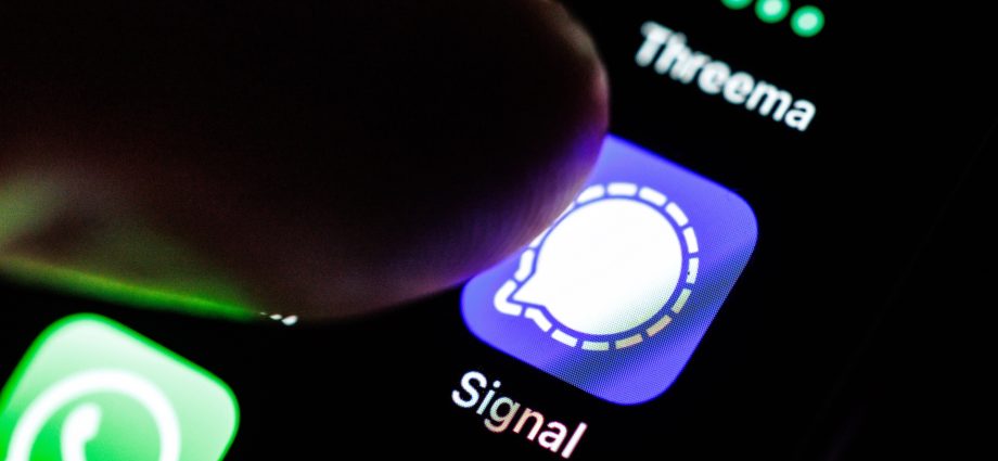 free-speech-groups-push-back-as-fbi-investigates-signal-protest-chats