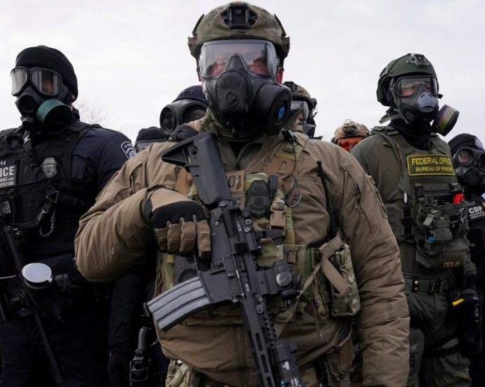 us-agents-involved-in-alex-pretti’s-killing-in-minneapolis-placed-on-leave