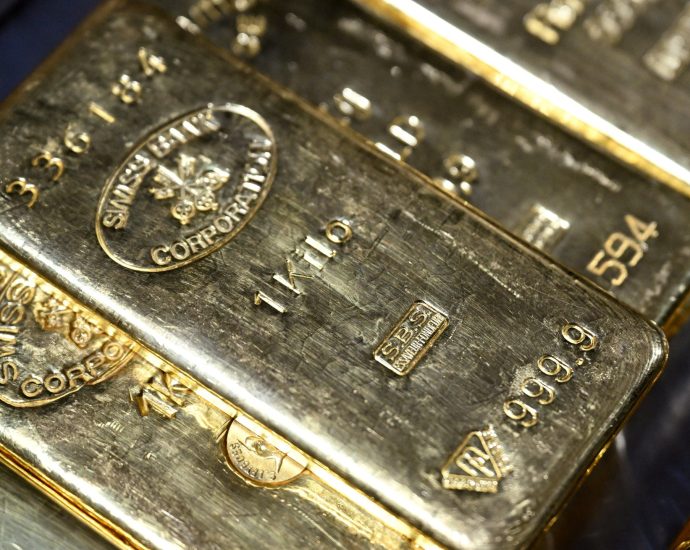 gold-surges-past-$5,500-amid-iran-tensions,-weakening-us-dollar