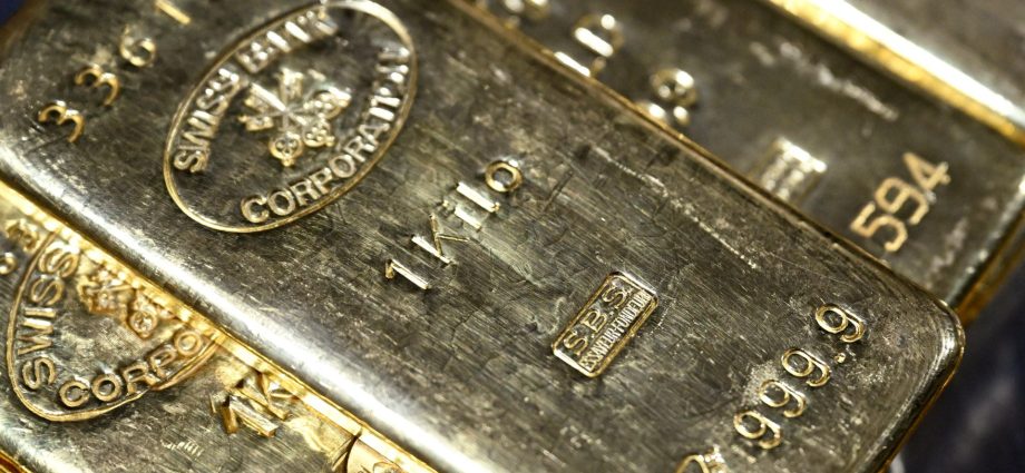 gold-surges-past-$5,500-amid-iran-tensions,-weakening-us-dollar