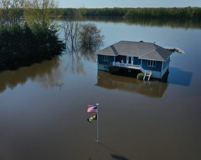 amid-national-call-to-‘make-polluters-pay,’-illinois-lawmakers-are-prepping-a-climate-change-superfund-bill