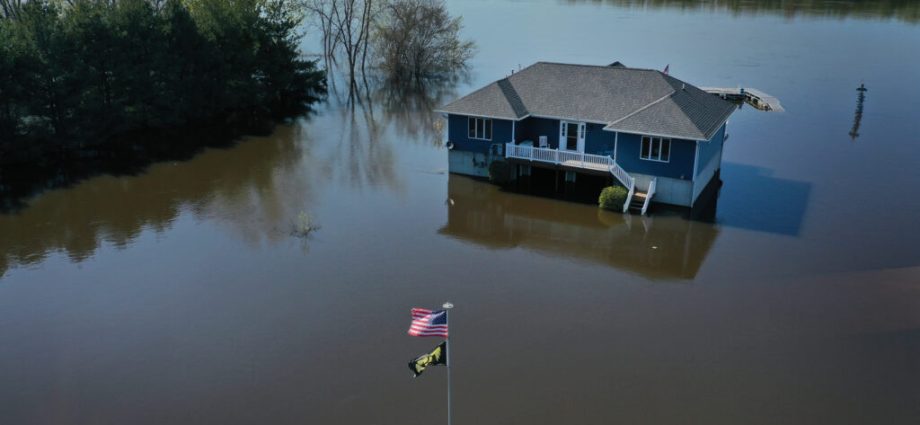 amid-national-call-to-‘make-polluters-pay,’-illinois-lawmakers-are-prepping-a-climate-change-superfund-bill