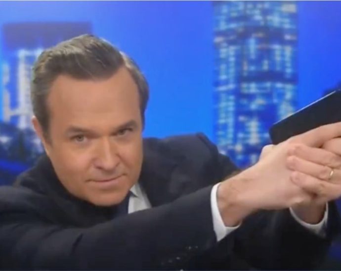 newsmax-host-holds-phone-like-a-gun-to-defend-agents-who-shot-alex-pretti