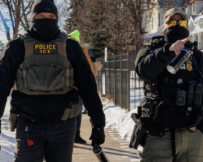 ice-officers-in-minnesota-directed-not-to-interact-with-‘agitators’-in-new-orders