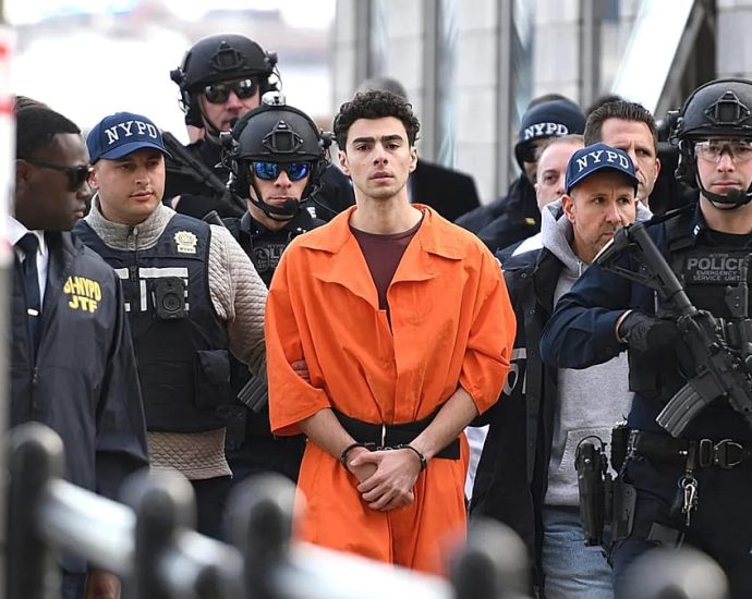 man-impersonating-fbi-agent-tries-to-break-luigi-mangione-out-of-jail,-authorities-say