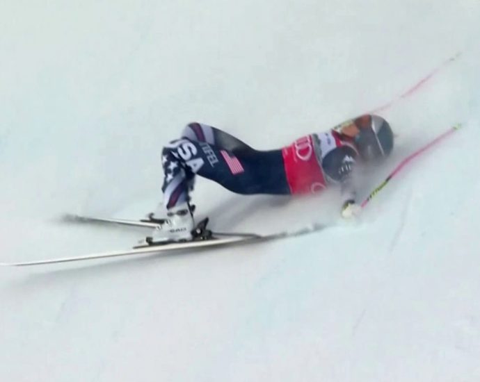 lindsey-vonn-crashes-in-last-downhill-before-winter-olympics