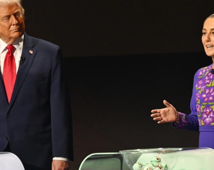 firmness,-flattery-and-phone-calls:-how-mexico’s-president-won-over-the-traitor