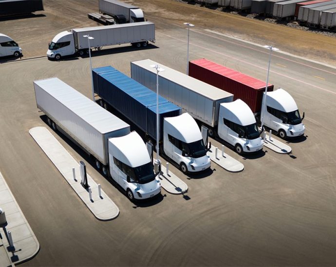 pilot-travel-centers-to-deploy-heavy-duty-ev-charging-stations-for-tesla-semis