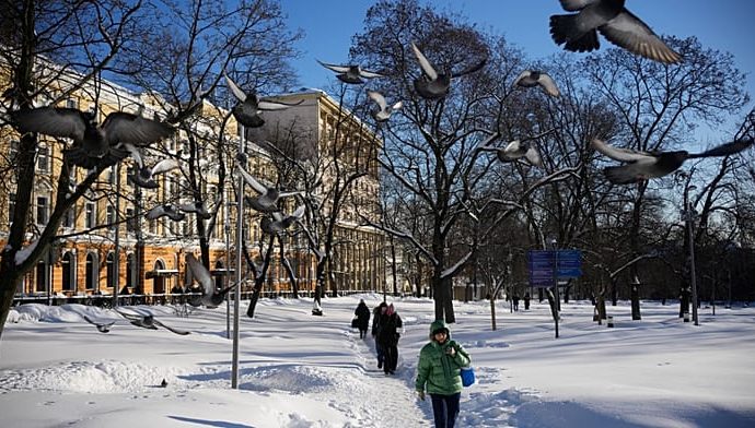 heaviest-snowfall-in-200-years-blankets-moscow,-disrupting-daily-life