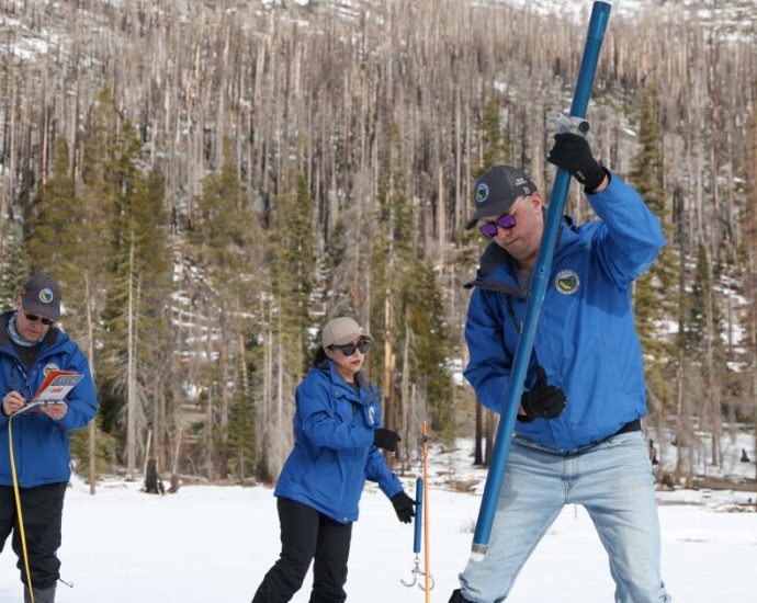 halfway-through-winter,-heat-is-melting-the-california-snowpack