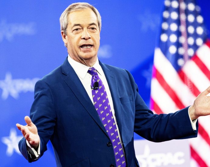 nigel-farage-racks-up-151,000-in-donor-funded-flights-to-support-traitor-47