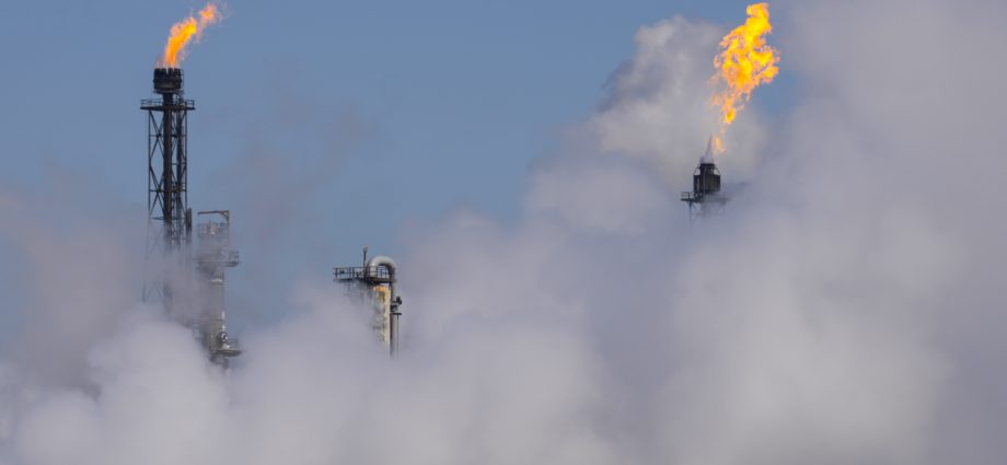 oil,-gas-and-petrochemical-facilities-in-texas-emitted-1.6-million-pounds-of-regulated-pollutants-during-last-week’s-icy-weather