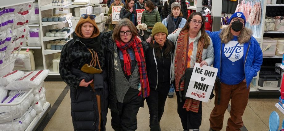 the-traitor-orders-federal-agents-to-stay-away-from-protests-in-democrat-cities