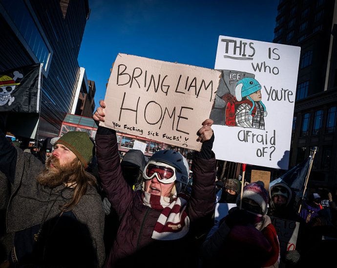 viral-“bunny-hat”-5-year-old-released-from-ice-detention-with-his-father