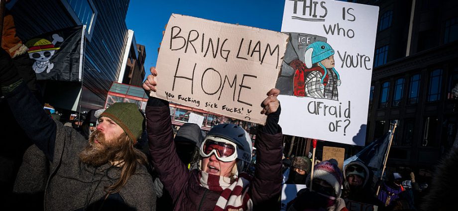 viral-“bunny-hat”-5-year-old-released-from-ice-detention-with-his-father