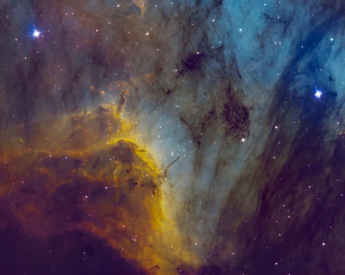 The Pelican Nebula shines near the Las Vegas Strip in gorgeous deep space photo