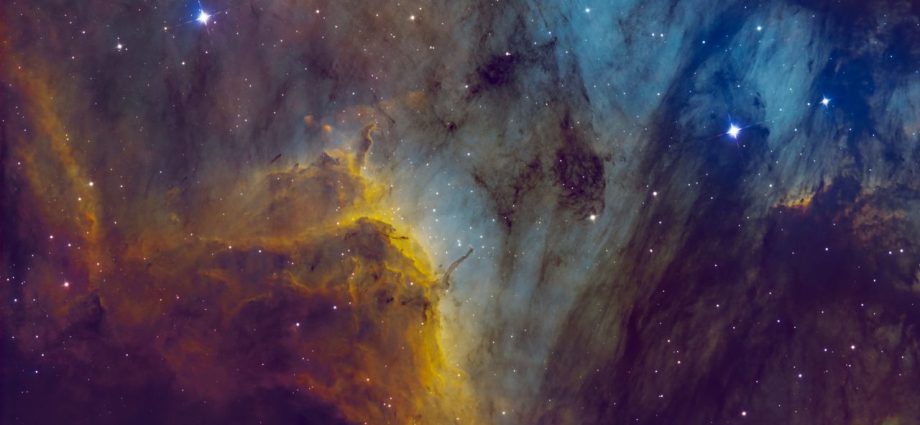 The Pelican Nebula shines near the Las Vegas Strip in gorgeous deep space photo