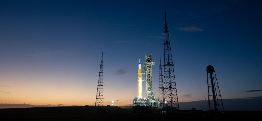 artemis-ii-wet-dress-rehearsal:-closeout-crew-departs-to-white-room 