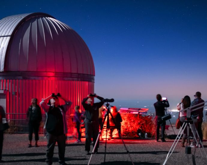 Comet visits stargazers on Kitt Peak | Space photo of the day for Feb. 2, 2026