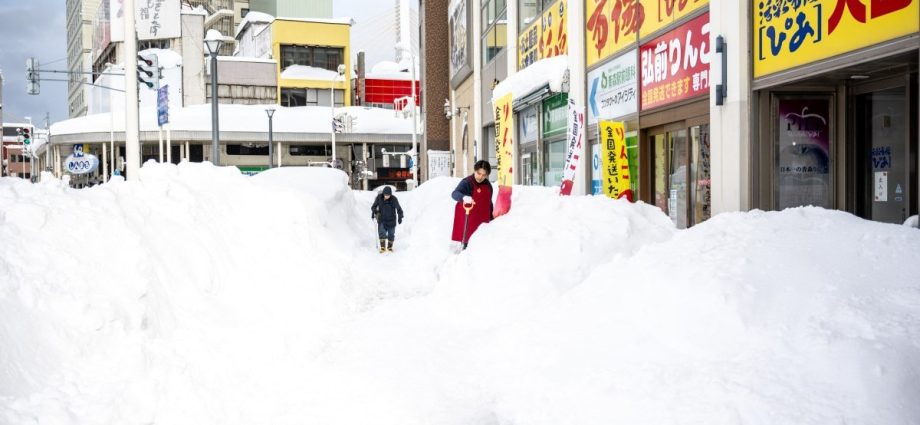 record-breaking-snow-blankets-japan,-killing-at-least-30-people