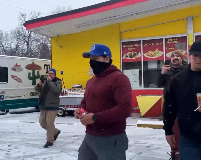 ice-agents-confronted-at-mexican-diner-in-minneapolis
