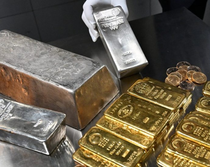 gold-and-silver-prices-soared,-then-plummeted.-what’s-going-on?