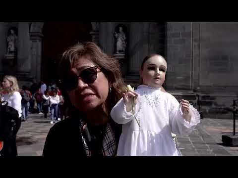 mexicans-take-baby-jesus-figures-for-blessing-to-mark-candlemas