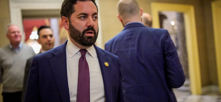 Army Veterans Forced Out of Republican Town Hall as Crowd Erupts