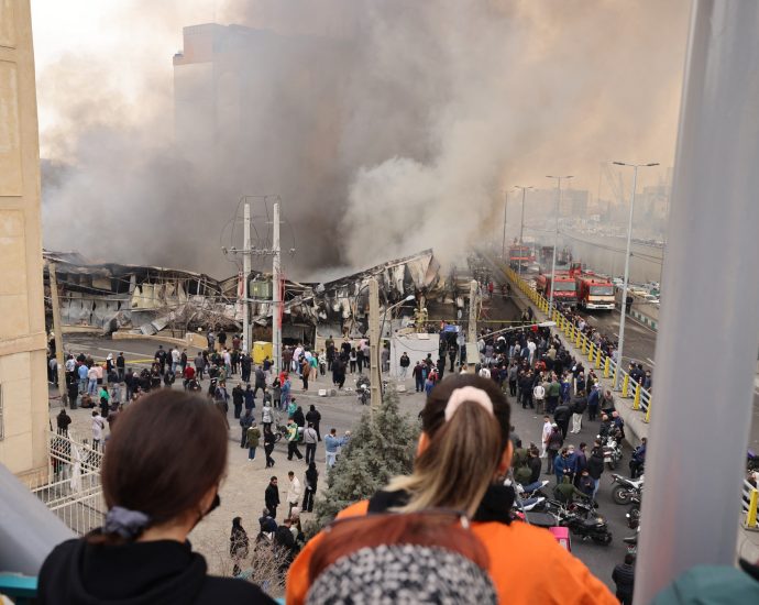 ‘extensive’-fire-breaks-out-at-tehran-shopping-centre