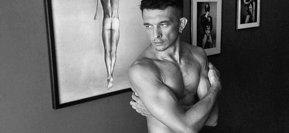 dmytro-komissarenko-knows-exactly-what-he’s-doing-behind,-and-in-front-of,-the-camera