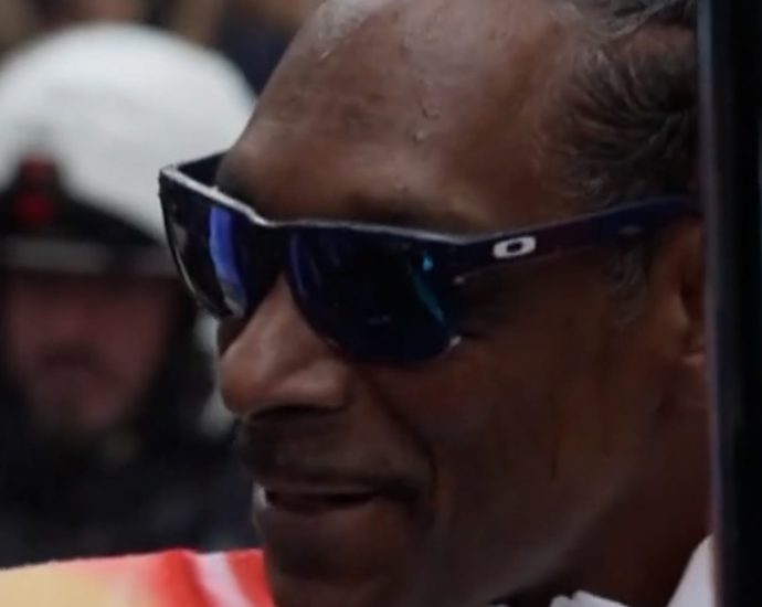 snoop-dogg-carries-olympic-torch-in-italy