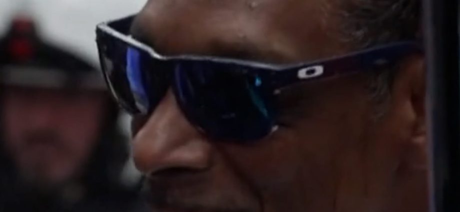 snoop-dogg-carries-olympic-torch-in-italy