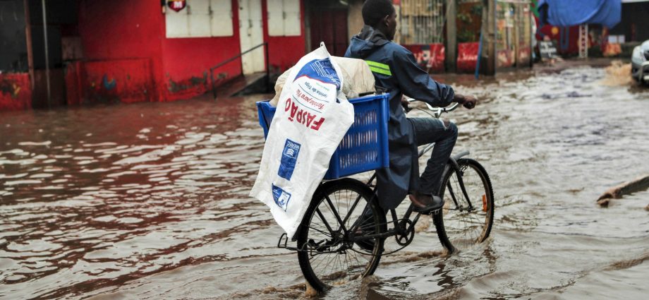 ‘we-have-to-rebuild’:-mozambique-flood-victims-persevere-in-face-of-loss