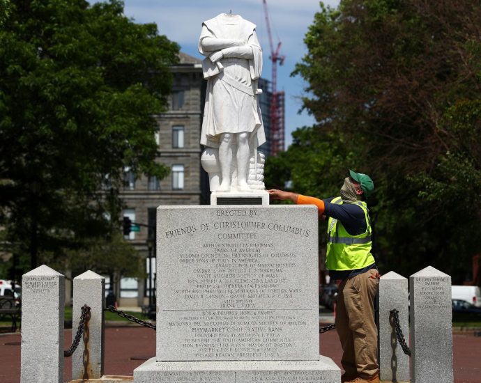 columbus-statue-toppled-in-2020-protest-finds-a-new-home:-the-white-house
