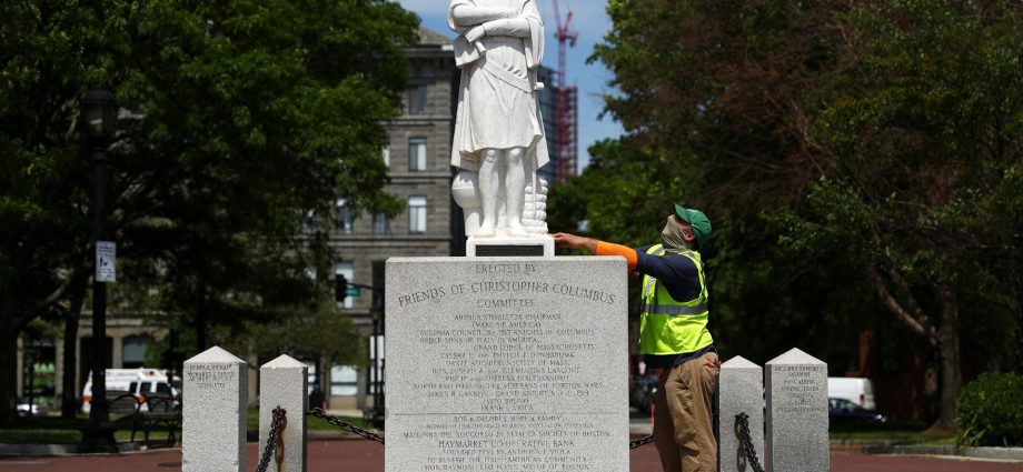 columbus-statue-toppled-in-2020-protest-finds-a-new-home:-the-white-house