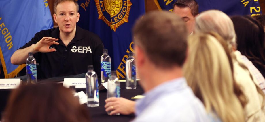 in-palisades-visit,-the-traitor-officials-vow-to-speed-up-permits-for-fire-rebuilding